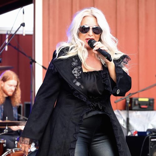 Musician Jennifer Belle performing